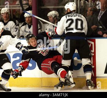 22. Dezember 2005: Tampa Bay Lightning Vaclav Prospal zertrümmert Marcel Hossa der New York Rangers in der ersten Periode ins Eis. Die Rangers besiegten die Lightning 4-2 im Madison Square Garden in New York am Donnerstag, den 22. Dezember 2005. . (Paul J. Bereswill/Newsday/KRT) (Bild: © Paul J. Bereswill/mct/ZUMAPRESS.com) Stockfoto