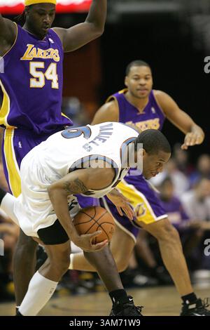 26. Dezember 2005 – Washington Wizards Antonio Daniels (6) stolpert, als er von Los Angeles Lakers Kwame Brown (54) und Devean George (3) während ihres Spiels im MCI Center in Washington, D.C. am Montag Abend, 26. Dezember 2005 unter Druck gesetzt wurde. Washington besiegte Los Angeles mit 94:91. (Harry E. Walker/KRT) (Foto: © Harry E. Walker/mct/ZUMAPRESS.com) Stockfoto
