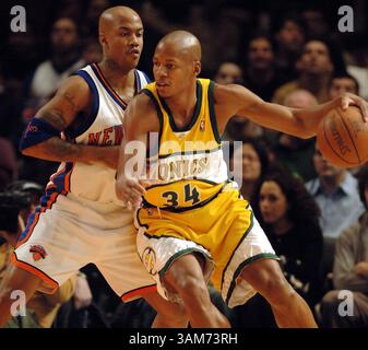 8. Januar 2006 – US-amerikanischer New York Knick-Garant Stephon Marbury bewacht Ray Allen (34) von den Seattle SuperSonics in der ersten Halbzeit. Die Knicks besiegten die Sonics zwischen 120 und 116 im Madison Square Garden in New York City am Sonntag, den 8. Januar 2006. (Conrad Williams Jr./Newsday/KRT) (Kreditbild: © J. Conrad Williams Jr/mct/ZUMAPRESS.com) Stockfoto