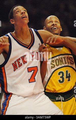 8. Januar 2006: New York Knicks Stürmer Channing Frye (7) und Seattle SuperSonics Guard Ray Allen (34) kämpfen im dritten Quartal um die Position. Die Knicks besiegten die Sonics zwischen 120 und 116 im Madison Square Garden in New York City am Sonntag, den 8. Januar 2006. (Conrad Williams Jr./Newsday/KRT) (Kreditbild: © J. Conrad Williams Jr/mct/ZUMAPRESS.com) Stockfoto