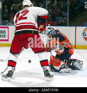 7. Januar 2006 – USA – der Torwart der New York Islanders Wade Dubielicz stoppt den Puck vor dem Eric Staal der Carolina Hurricanes am Samstag, den 7. Januar 2006, in Uniondale, New York. (Paul J. Bereswill/Newsday/KRT) (Bild: © Paul J. Bereswill/mct/ZUMAPRESS.com) Stockfoto
