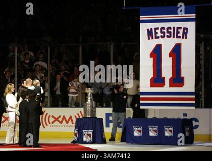 12. Januar 2006 – USA – Mark Messier und seine Familie beobachten, wie seine Nummer in die Luft steigt, als die New York Rangers Messier ehrten, indem sie seine Nummer vor dem Start des Spiels der New York Rangers und Edmonton Oilers im Madison Square Garden in New York am Donnerstag, den 12. Januar 2006 zurückzogen. (Paul J. Bereswill/Newsday/KRT) (Bild: © Paul J. Bereswill/mct/ZUMAPRESS.com) Stockfoto