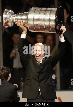 12. Januar 2006 – USA – Mark Messier hebt den Stanley Cup vor seiner Familie an, als die New York Rangers Messier ehrten, indem er seine Nummer vor dem Start des Spiels der New York Rangers und Edmonton Oilers im Madison Square Garden in New York am Donnerstag, den 12. Januar 2006 zurückzog. (Paul J. Bereswill/Newsday/KRT) (Bild: © Paul J. Bereswill/mct/ZUMAPRESS.com) Stockfoto
