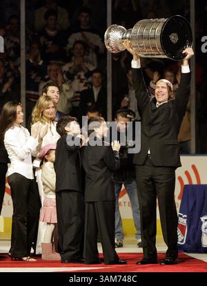 12. Januar 2006 – USA – Mark Messier hebt den Stanley Cup vor seiner Familie an, als die New York Rangers Messier ehrten, indem er seine Nummer vor dem Start des Spiels der New York Rangers und Edmonton Oilers im Madison Square Garden in New York am Donnerstag, den 12. Januar 2006 zurückzog. (Paul J. Bereswill/Newsday/KRT) (Bild: © Paul J. Bereswill/mct/ZUMAPRESS.com) Stockfoto