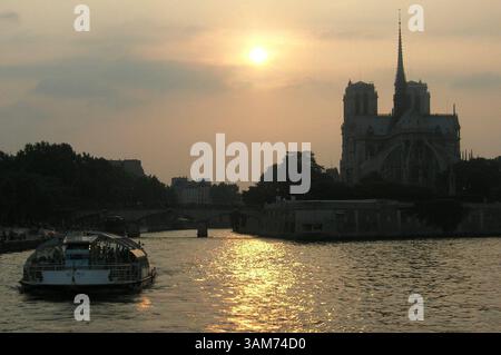 12. Januar 2006 - USA - Eine Bootsfahrt auf der seine in Richtung Notre Dame Kathedrale in Paris, Frankreich. Die ein oder zwei Stunden dauernden Bootsfahrten sind eine entspannte Art, einige der wichtigsten Sehenswürdigkeiten der Stadt zu sehen. (Kristin Jackson/Seattle Times/KRT) (Bild: © Kristin Jackson/mct/ZUMAPRESS.com) Stockfoto