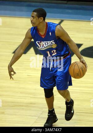 16. Januar 2006 – USA – Kevin Ollie (12) der Philadelphia 76ers wird am 16. Januar 2006 im MCI Center in Washington, DC, während eines Spiels gegen die Washington Wizards gezeigt. (George Bridges/KRT) (Bild: © George Bridges/mct/ZUMAPRESS.com) Stockfoto