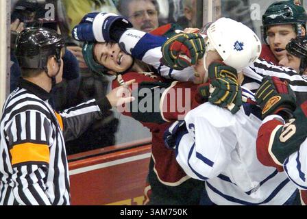 18. Januar 2006 – USA – Toronto Maple Leafs’ Mats Sundin rechts und Minnesota Wild’s Willie Mitchell links, beide erhielten eine Strafe von zwei Minuten für das Aufrauen während der dritten Periode, als die Wild die Maple Leafs 5-3 in der Xcel Energy Center Arena in Saint Paul, Minnesota am Mittwoch, den 18. Januar 2006 besiegten. (Sherri Larose/St. Paul Pioneer Press/KRT) (Foto: © Sherri Larose/mct/ZUMAPRESS.com) Stockfoto