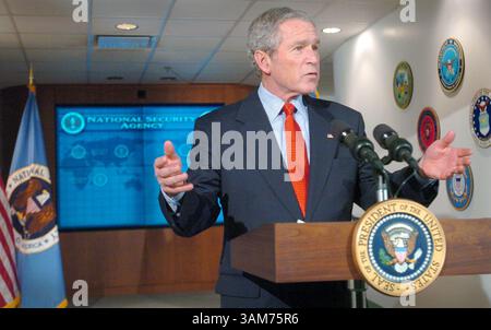 25. Januar 2006 - US-Präsident George W. Bush spricht während seines Besuchs bei der National Security Agency im Threat Operations Center in ft. Meade, Maryland, Mittwoch, 25. Januar 2006. (Doug Kapustin/Baltimore Sun/KRT) (Bild: © Baltimore Sun/mct/ZUMAPRESS.com) Stockfoto