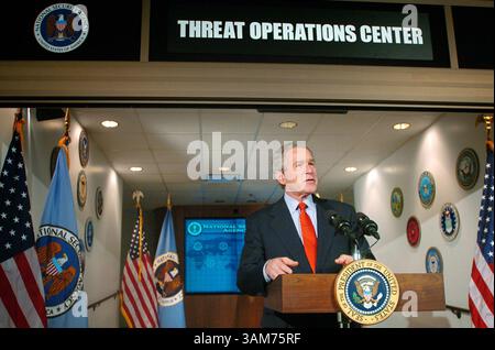 25. Januar 2006 - US-Präsident George W. Bush spricht während seines Besuchs bei der National Security Agency im Threat Operations Center in ft. Meade, Maryland, Mittwoch, 25. Januar 2006. (Doug Kapustin/Baltimore Sun/KRT) (Bild: © Baltimore Sun/mct/ZUMAPRESS.com) Stockfoto