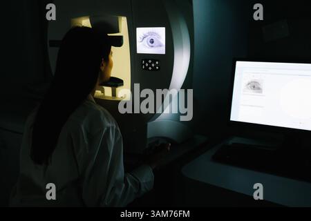 Perimetrie-Gesichtsfeldtest hilft bei der Erkennung eines frühen Glaukoms durch Beurteilung des kompletten Sehvermögens, einschließlich des peripheren Sehvermögens. Glaukomfrühdetektion durch Stockfoto