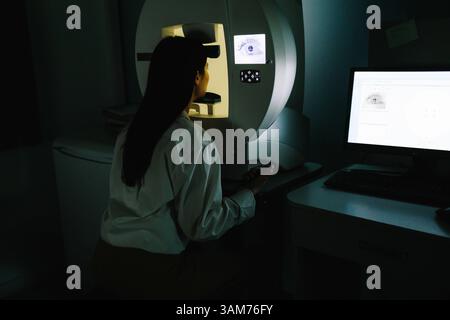 Perimetrie-Gesichtsfeldtest hilft bei der Erkennung eines frühen Glaukoms durch Beurteilung des kompletten Sehvermögens, einschließlich des peripheren Sehvermögens. Glaukomfrühdetektion durch Stockfoto
