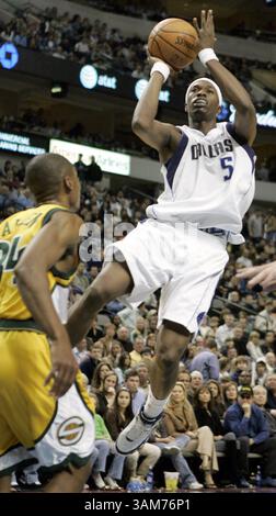4. Februar 2006 – USA – der Dallas Mavericks-Wachmann Josh Howard (5) schießt während des Spiels über den Seattle SuperSonics-Verteidiger Ray Allen (34). Die Mavericks besiegten die SuperSonics zwischen 110 und 91 im American Airlines Center in Dallas, Texas am Samstag, den 4. Februar 2006. (Brad Loper/Dallas Morning News/KRT) (Bild: © Brad Loper/mct/ZUMAPRESS.com) Stockfoto