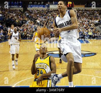 4. Februar 2006: Der Dallas Mavericks-Guard Devin Harris (34) verliert den Ball, nachdem er von Ray Allen (34), dem Seattle SuperSonics-Verteidiger, während der Action angegriffen wurde. Die Mavericks besiegten die SuperSonics zwischen 110 und 91 im American Airlines Center in Dallas, Texas am Samstag, den 4. Februar 2006. (Brad Loper/Dallas Morning News/KRT) (Bild: © Brad Loper/mct/ZUMAPRESS.com) Stockfoto