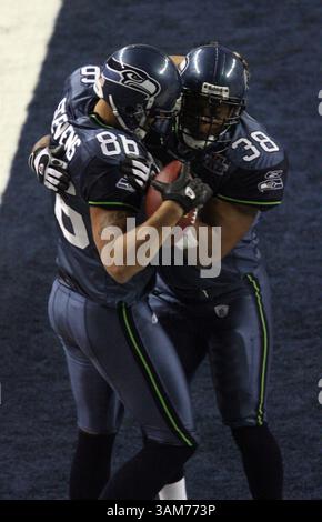 5. Februar 2006: Seattle Seahawks Jerramy Stevens (86) und Teamkollege Mack Strong feiern am Sonntag, 5. Februar 2006, in Detroit, Michigan, einen Touchdown gegen die Pittsburgh Steelers in der zweiten Hälfte des Super Bowl XL. (Terry Gilliam/KRT) (Kreditbild: © Terry Gilliam/mct/ZUMAPRESS.com) Stockfoto
