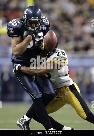 5. Februar 2006 – USA – die Sicherheit von Pittsburgh Steelers Chris Hope schlägt den Ball vor dem Tight End der Seattle Seahawks Jerramy Stevens (86), weil er in der ersten Hälfte des Super Bowl XL am Sonntag, den 5. Februar 2006 in Detroit, Michigan, nicht fertig war. (Dean Rutz/Seattle Times/KRT) (Bild: © Dean Rutz/mct/ZUMAPRESS.com) Stockfoto