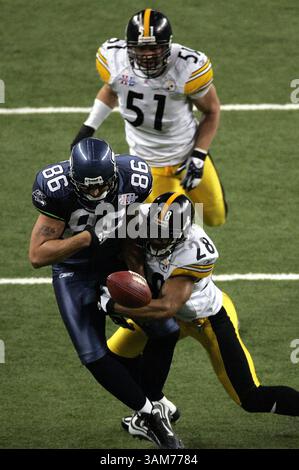 5. Februar 2006 – USA – Seattle Seahawks Tight End Jerramy Stevens (86) hat den Ball wegen einer Unvollendung durch Chris Hope (28) der Pittsburgh Steelers in der ersten Halbzeit des Super Bowl XL am Sonntag, 5. Februar 2006 in Detroit, Michigan, weggeschlagen. (Phil Masturzo/Akron Beacon Journal/KRT) (Bild: © Phil Masturzo/mct/ZUMAPRESS.com) Stockfoto