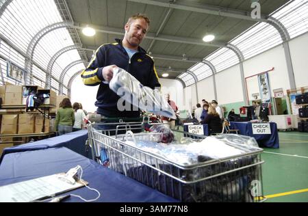 7. Februar 2006 - US-amerikanisches Olympiasieger Bode Miller füllt seinen Warenkorb Dienstag, 7. Februar 2006 in Turin, Italien, während der Teambearbeitung für US-amerikanische Athleten, die an den Winterspielen teilnehmen. Während des Vertriebsprozesses für Bekleidung füllen Athleten einen Einkaufswagen mit Kleidung, Accessoires, Schuhen und Taschen von Roots und Nike. (Mark Reis/Colorado Springs Gazette/KRT) (Kreditbild: © Mark Reis/mct/ZUMAPRESS.com) Stockfoto