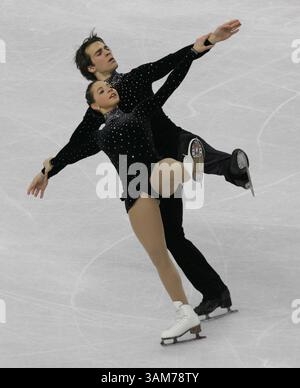 13. Februar 2006 – USA – Jessica Dube und Bryce Davison aus Kanada treten am 2006 Montag, 13. Februar 2006 im Palavela in Turin auf. (Barbara Johnston/Philadelphia Inquirer/KRT) (Kreditbild: © Barbara L. Johnston/mct/ZUMAPRESS.com) Stockfoto
