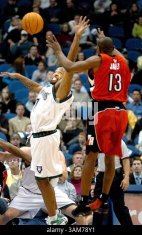 13. Februar 2006 – USA – Minnesota Timberwolves’ Anthony Carter, links, versucht, einen Pass an Mike James von Toronto Raptors zu blockieren, der am Montag, den 13. Februar 2006 im Target Center in Minneapolis, Minnesota stattfindet. (Chris Polydoroff/St. Paul Pioneer Press/KRT) (Foto: © Chris Polydoroff/mct/ZUMAPRESS.com) Stockfoto