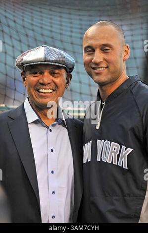 5. Mai 2014 Anaheim, CA. New York Yankees Shortstop Derek Jeter #2 mit dem ehemaligen Yankee Great Reggie Jackson vor dem Major League Baseball Spiel zwischen den New York Yankees und den Los Angeles Angels im Anaheim Stadium in Anaheim, Kalifornien. Die Los Angeles Angels besiegen die New York Yankees mit 4:1. Louis Lopez/CSM (Credit Image: © Louis Lopez/Cal Sport Media/ZUMAPRESS.com) Stockfoto