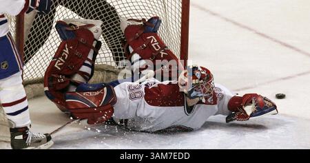 6. März 2006: US-amerikanischer Torhüter Cristobal Huet aus Montreal Canadiens sichert sich in der Überstunden gegen die Philadelphia Flyers. Die Flyers besiegten die Canadiens mit 5:4, bei einem Schießerei im Wachovia Center in Philadelphia, Pennsylvania, am Montag, den 6. März 2006. (Ron Cortes/Philadelphia Inquirer/KRT) (Kreditbild: © Ron Cortes/mct/ZUMAPRESS.com) Stockfoto