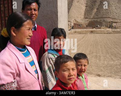 9. März 2006: Wu Lianxiang und ihr Mann und drei Kinder stehen am Tor ihres bescheidenen Hauses in Shengou, China. Wu sagt, sie sei überglücklich, dass die Schulgebühren für ihre Kinder drastisch gesunken sind. Letztes Jahr mussten sie und ihr Mann das Äquivalent von etwa zwei Monaten für Schulgebühren bezahlen. Das Paar ist ein Weizenbauern für den Lebensunterhalt. (Tim Johnson/KRT) (Bild: © Tim Johnson/mct/ZUMAPRESS.com) Stockfoto