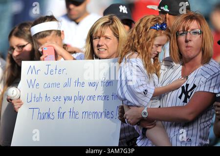 5. Mai 2014 Anaheim, CA..Fans jubeln den Shortstop Derek Jeter #2 der New York Yankees während des Major League Baseball Spiels zwischen den New York Yankees und den Los Angeles Angels im Anaheim Stadium in Anaheim, Kalifornien..die Los Angeles Angels besiegen die New York Yankees mit 4:1..Louis Lopez/CSM (Credit Image: © Louis Lopez/Cal Sport Media/ZUMAPRESS.com) Stockfoto