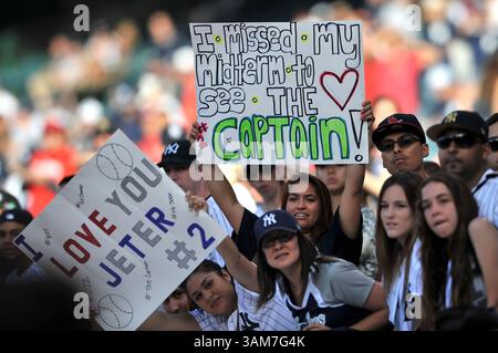 5. Mai 2014 Anaheim, CA..Fans jubeln den Shortstop Derek Jeter #2 der New York Yankees während des Major League Baseball Spiels zwischen den New York Yankees und den Los Angeles Angels im Anaheim Stadium in Anaheim, Kalifornien..die Los Angeles Angels besiegen die New York Yankees mit 4:1..Louis Lopez/CSM (Credit Image: © Louis Lopez/Cal Sport Media/ZUMAPRESS.com) Stockfoto