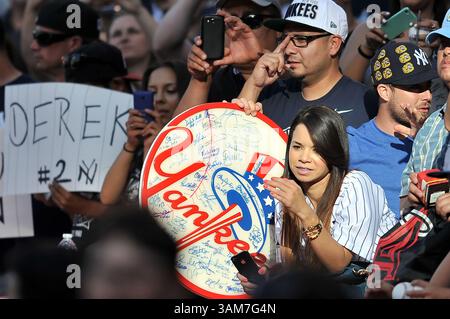 5. Mai 2014 Anaheim, CA..Fans jubeln den Shortstop Derek Jeter #2 der New York Yankees während des Major League Baseball Spiels zwischen den New York Yankees und den Los Angeles Angels im Anaheim Stadium in Anaheim, Kalifornien..die Los Angeles Angels besiegen die New York Yankees mit 4:1..Louis Lopez/CSM (Credit Image: © Louis Lopez/Cal Sport Media/ZUMAPRESS.com) Stockfoto