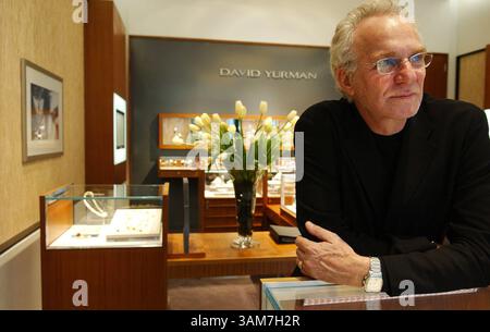 9. März 2006 – USA – der renommierte Schmuckdesigner David Yurman besucht seine neue Boutique in der Mall at Millenia am 9. März 2006. David Yurman Schmuck ist wie deine Lieblingsjeans, nur viel teurer. (Ricardo Ramirez Buxeda/Orlando Sentinel/KRT) (Bild: © Ricardo Ramirez Buxeda/mct/ZUMAPRESS.com) Stockfoto