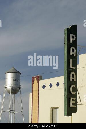 11. März 2006 - USA - das ehemalige Palace Theater in Marfa, Texas, befindet sich entlang des Platzes gegenüber dem Gericht und dem Wasserturm. (Jill Johnson/Fort Worth Star-Telegram/KRT) (Kreditbild: © Jill Johnson/mct/ZUMAPRESS.com) Stockfoto
