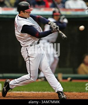 7. April 2006 – USA – der Right Fielder der der Cleveland Indians, Casey Blake, schließt sich für einen Grand Slam Home Run vor Minnesota Twins an und startet Pitcher Kyle Lohse während des fünften Inning im Jacob's Field am Freitag, den 7. April 2006, in Cleveland. Ohio. Die Indianer gewannen mit 11:6. (Ed Suba Jr./Akron Beacon Journal/KRT) (Kreditbild: © Ed Suba Jr/mct/ZUMAPRESS.com) Stockfoto