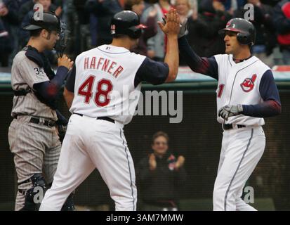 7. April 2006 – USA – der Right Fielder Casey Blake der Cleveland Indians wird von Travis Hafner (48) gratuliert, nachdem er sich für einen Grand Slam Home Run mit Minnesota Twins angemeldet hatte, der Pitcher Kyle Lohse während des fünften Inning in Jacob's Field am Freitag, den 7. April 2006 in Cleveland startete. Ohio. Die Indianer gewannen mit 11:6. (Ed Suba Jr./Akron Beacon Journal/KRT) (Kreditbild: © Ed Suba Jr/mct/ZUMAPRESS.com) Stockfoto