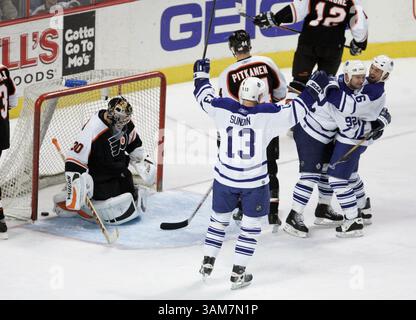 8. April 2006: Toronto Maple Leafs’ Mats Sundin, Jeff O’Neill und Darcy Tucker feiern in der zweiten Periode ein drittes Power-Play-Tor, das O’Neill gegen die Philadelphia Flyers erzielte. Die Maple Leafs besiegten die Flyers am Samstag, den 8. April 2006, im Wachovia Center in Philadelphia, Pennsylvania. (Jerry Lodriguss/Philadelphia Inquirer/KRT) (Kreditbild: © Jerry Lodriguss/mct/ZUMAPRESS.com) Stockfoto