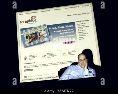 10. April 2006 – USA – Carlos Garcia hat eine Online-Scrapbooking-Website veröffentlicht www.scrapblog.com. (Patrick Farrell/Miami Herald/KRT) (Credit Image: © Patrick Farrell/mct/ZUMAPRESS.com) Stockfoto