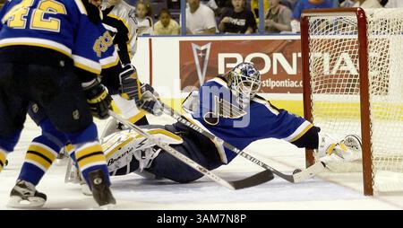 11. April 2006: US-amerikanischer Torwart Jason Bacashihua von St. Louis Blues spart in der zweiten Periode. Die Nashville Predators besiegten die Blues 2-0 im Savvis Center in St. Louis, Missouri am Dienstag, den 11. April 2006. (Chris Lee/St. Louis Post-Dispatch/KRT) (Kreditbild: © Chris Lee/mct/ZUMAPRESS.com) Stockfoto