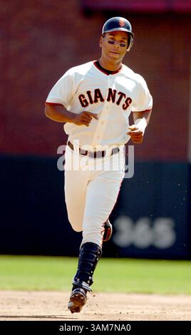 13. April 2006: San Francisco Giants’ Moises Alou erzielte im zweiten Inning seinen 300. Heimlauf von Houston Astros’ Startkrug Brandon Backe. Die Giants besiegten die Astros am Donnerstag, den 13. April 2006, im AT&T Park in San Francisco, Kalifornien. (Karl Mondon/Contra Costa Times) (Kreditbild: © Karl Mondon/mct/ZUMAPRESS.com) Stockfoto