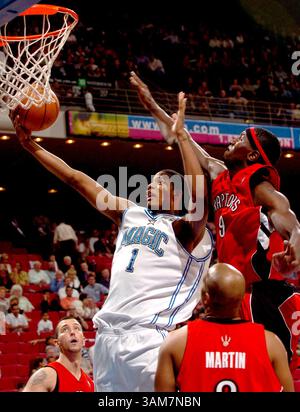 12. April 2006: US-amerikanischer Stürmer Trevor Ariza von Orlando Magic legt in den letzten Sekunden den Ball vor Toronto Raptors' Pape Sow. Die Magic besiegten die Raptors am Mittwoch, den 12. April 2006, 103–96 im TD Waterhouse Centre in Orlando, Florida. (Jacob Langston/Orlando Sentinel/KRT) (Bild: © Jacob Langston/mct/ZUMAPRESS.com) Stockfoto