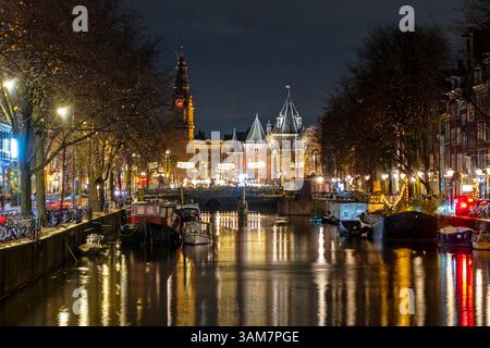 Historisches Gebäude die Waag am Nieuwmarkt bei Nacht in den Niederlanden Stockfoto