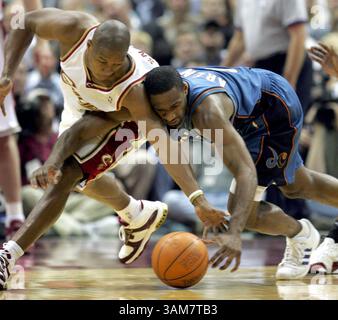 3. Mai 2006 – USA – Cleveland Cavaliers’ Guard Eric Snow kämpft am Mittwoch, den 3. Mai 2006, in Cleveland, Ohio, gegen Gilbert Arenas, den Wächter der Washington Wizards, Gilbert Arenas. (Phil Masturzo/Akron Beacon Journal/KRT) (Bild: © Phil Masturzo/mct/ZUMAPRESS.com) Stockfoto