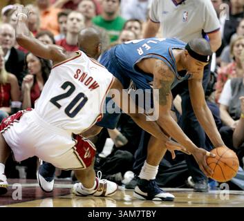 3. Mai 2006 – USA – Eric Snow, der Garde der Cleveland Cavaliers, kämpft am Mittwoch, den 3. Mai 2006 in Cleveland, Ohio, gegen Caron Butler von Washington Wizards in der ersten Halbzeit um einen losen Ball. (Mike Cardew/Akron Beacon Journal/KRT) (Bild: © Mike Cardew/mct/ZUMAPRESS.com) Stockfoto