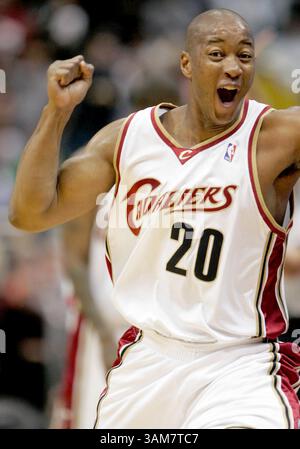 3. Mai 2006 – USA – der Garde der Cleveland Cavaliers Eric Snow feiert einen Korb während der zweiten Halbzeit gegen die Washington Wizards im fünften Spiel der ersten Runde der Eastern Conference Playoffs am Mittwoch, den 3. Mai 2006, in Cleveland, Ohio. (Mike Cardew/Akron Beacon Journal/KRT) (Bild: © Mike Cardew/mct/ZUMAPRESS.com) Stockfoto