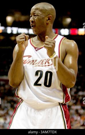 3. Mai 2006 – USA – der Garde der Cleveland Cavaliers Eric Snow reagiert auf einen Aufruf eines Beamten während der ersten Halbzeit im Spiel 5 der ersten Runde der Eastern Conference Playoffs in der Quicken Loans Arena am Mittwoch, den 3. Mai 2006, in Cleveland, Ohio. (Mike Cardew/Akron Beacon Journal/KRT) (Bild: © Mike Cardew/mct/ZUMAPRESS.com) Stockfoto