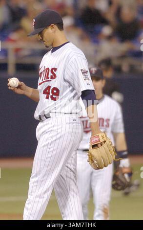 5. Mai 2006: Der Startkrug Kyle Lohse der Minnesota Twins wird von Matt Guerrier, nicht abgebildet, an der Spitze des fünften Inning erleichtert. Die Tigers besiegten die Twins 9-6 im Metrodome in Minneapolis, Minnesota am Freitag, den 5. Mai 2006. (Brandi Jade Thomas/St. Paul Pioneer Press/KRT) (Foto: © Brandi Jade Thomas/mct/ZUMAPRESS.com) Stockfoto