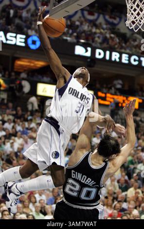 12. Mai 2006: Jason Terry der Dallas Mavericks trifft auf Manu Ginobili der San Antonio Spurs. Die Mavericks besiegten die Spurs 104:103, während der ersten Hälfte des dritten Spiels des Halbfinals der Western Conference im American Airlines Center in Dallas, Texas, Samstag, den 13. Mai 2006. (Brad Loper/Dallas Morning News/KRT) (Bild: © Brad Loper/mct/ZUMAPRESS.com) Stockfoto