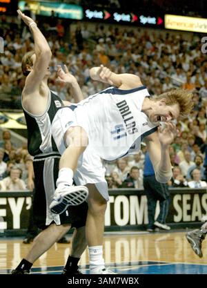 12. Mai 2006 – USA – Dirk Nowitzki der Dallas Mavericks wird von Fabricio Oberto von San Antonio Spurs in Spiel 3 der zweiten Runde der Western Conference Playoffs im American Airlines Center in Dallas, Texas, am Samstag, den 13. Mai 2006 gehackt. (Jeffery Washington/Fort Worth Star-Telegram/KRT) (Kreditbild: © Jeffery Washington/mct/ZUMAPRESS.com) Stockfoto