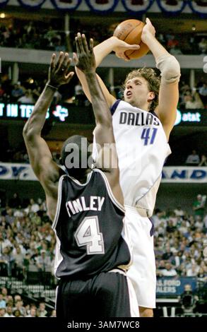 12. Mai 2006 – USA – Dirk Nowitzki von Dallas Mavericks geht am Samstag, 13. Mai 2006 im American Airlines Center in Dallas, Texas über Michael Finley von San Antonio Spurs in Spiel 3 der zweiten Runde der Western Conference Playoffs. (Paul Moseley/Fort Worth Star-Telegram/KRT) (Kreditbild: © Paul Moseley/mct/ZUMAPRESS.com) Stockfoto