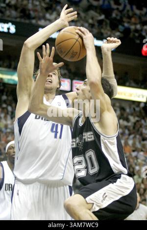 12. Mai 2006 – USA – Dirk Nowitzki von Dallas Mavericks ist in Spiel 4 der zweiten Runde der Western Conference Playoffs im American Airlines Center in Dallas, Texas, am Samstag, den 13. Mai 2006. (Jeffery Washington/Fort Worth Star-Telegram/KRT) (Kreditbild: © Jeffery Washington/mct/ZUMAPRESS.com) Stockfoto