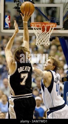 12. Mai 2006 – USA – Dirk Nowitzki von Dallas Mavericks drückt Fabricio Oberto von San Antonio Spurs in Spiel 4 der zweiten Runde der Western Conference Playoffs im American Airlines Center in Dallas, Texas, Samstag, 13. Mai 2006. (Paul Moseley/Fort Worth Star-Telegram/KRT) (Kreditbild: © Paul Moseley/mct/ZUMAPRESS.com) Stockfoto