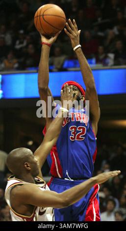 13. Mai 2006: US-amerikanischer Wachmann Eric Snow von Cleveland Cavaliers erhält während der ersten Halbzeit eine Hand in die Hand, um Richard Hamilton, dem Wachmann der Detroit Pistons, zu begegnen. Die Cavaliers besiegten die Pistons 86:77, im dritten Spiel der Eastern Conference Playoffs am Samstag, den 13. Mai 2006 in Cleveland, Ohio. (Phil Masturzo/Akron Beacon Journal/KRT) (Bild: © Phil Masturzo/mct/ZUMAPRESS.com) Stockfoto